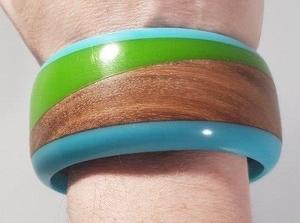 Bracelet en résine imperméable à forte demande, design unique à rayures de couleur, bijoux faits à la main, accessoires de mode pour femmes, couleurs personnalisées, entreprise - Product Image 2