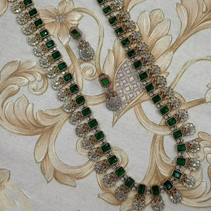 Conjunto de Joyería Nupcial Tradicional India de Cobre Chapado en Oro para Mujer con Aretes y Collar para Fiestas y Eventos - Product Image 1