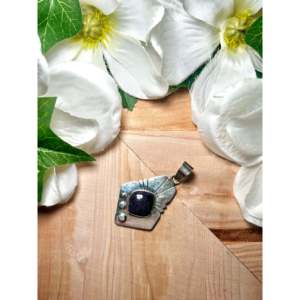 Colgante artesanal navajo con bisel de sugilita y plata de ley, con turquesa y baño de rodio, ideal como regalo. - Product Image 3