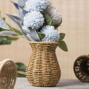 Vase à fleurs en rotin unique avec design artisanal parfait pour les maisons éclectiques et les espaces de vie intérieurs contemporains artistiques - Product Image 1
