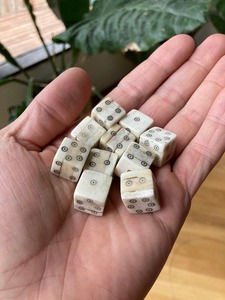 UNIQUE Pip Design Grand jeu de dés en os médiéval écologique (qté 5)-Mat Cauthon's Square Dice Gaming SCA Creative Anachronism - Product Image 5