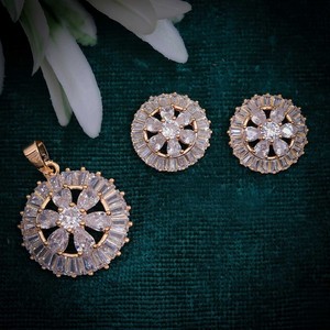 Ensemble de pendentifs de roue en alliage plaqué or de haute qualité avec pierres en zircone cubique, accessoire élégant et tendance - Product Image 1