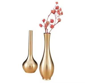 Vase en métal en laiton de luxe support floral artistique accent décoratif vintage pour la décoration de la maison moderne - Product Image 1