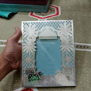 Marcos de fotos de metal cortados y grabados a medida con estampado floral. Ideal para decoración del hogar - Product Image 2