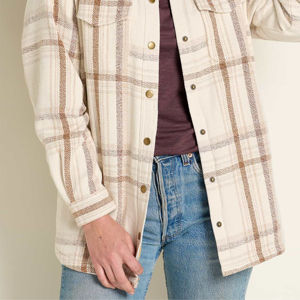 Chaqueta de camisa de mujer elegante de fabricación personalizada ligera e informal perfecta para capas en camisas con botones de primavera - Product Image 3