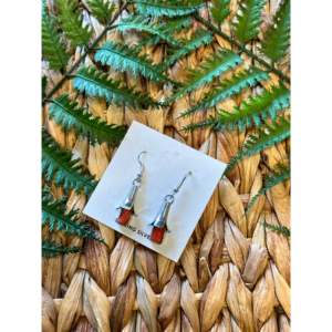 Boucles d'oreilles pendantes en corail et argent sterling faites à la main par des artisans navajo, avec des accents de perles et de diamants - Product Image 3