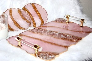 Bandeja de resina rosa y dorada de lujo con acento de cristal Bandeja decorativa hecha a mano elegante para comedor de mesa y uso de regalos - Product Image 2