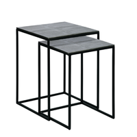 Ensemble de deux tables gigognes de couleur noire dessus carré en aluminium coulé à la main pour salon et chambre à coucher
