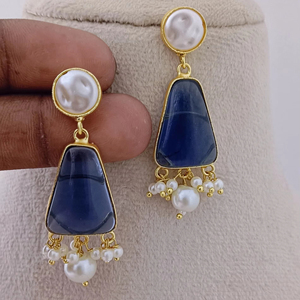 Pendientes colgantes de aleación de tono dorado con perla de imitación de patrón moderno elegante hechos a mano latón pesado diseño personalizable campana a granel de moda - Product Image 1