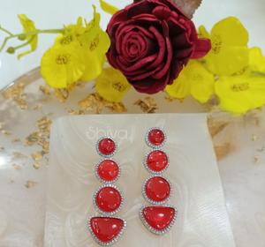 Pendientes de Diseño con Doble Capa de Circonitas Cúbicas con Acabado Plateado de Alta Calidad, Colección para Bodas y Fiestas para Mujeres y Niñas - Product Image 2