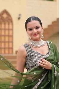 Georgette Lehenga Choli de renard élégant de haute qualité avec chemisier brodé et Dupatta pour la fête et les mariages disponibles à la vente - Product Image 2