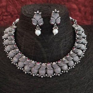 Bijoux de fantaisie en argent oxydé pour fête, ensemble de colliers de style ras de cou plaqués argent oxydé antique - Product Image 1