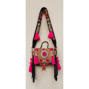 Bolso Tribal Bordado a Mano con Diseño Radiante de Conchas de Cauri y Rayos Solares, Trabajo Tradicional de Espejo Shisha y Detalles Escarlate en Capas - Product Image 2