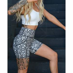 Short de fitness d'été écologique pour femmes, personnalisé par OEM, style sportif, short de yoga tricoté avec poches latérales. - Product Image 4