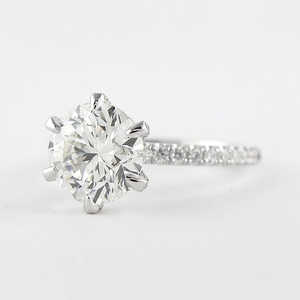 Elegante y lujoso Halo Pave Solitaire Anillo de Bodas de moissanita de corte redondo para novias - Product Image 5