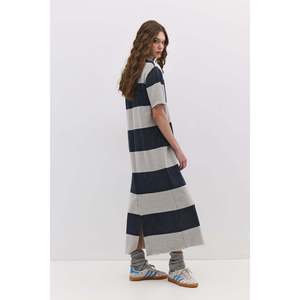 Vestido Midi a Rayas con Cuello Cerrado y Abertura - Product Image 4