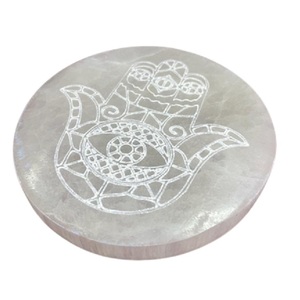 แผ่นชาร์จพลังงานเซเลไนต์ธรรมชาติ รูปมือฮัมซา สำหรับการบำบัดเรกิ ขายส่งแผ่นชาร์จพลังงานเซเลไนต์ คริสตัลขายส่ง - Product Image 5