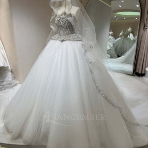 Robe de mariée moderne élégante sans manches avec perles, dentelle, fleurs en cristal et traîne chapelle pour femme DW0201 - Product Image 2