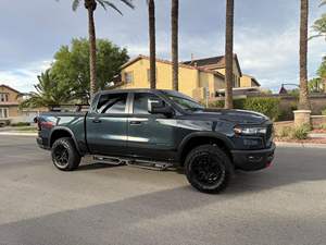 RAM 1500 Rebel X 2025, Cabina Doble 4x4, Motor de 6 Cilindros con Doble Turbo, Grupo de Equipamiento Rebel Nivel 2, Azul Metálico - Product Image 3