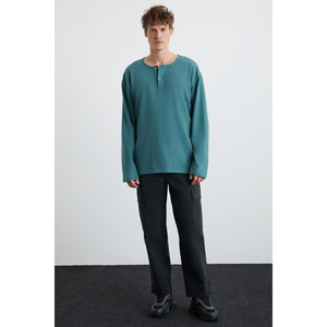 เสื้อสเวตเชิ้ตผู้ชาย GRIMELANGE Lorenzo รุ่นพิเศษ ผ้าฝ้ายออร์แกนิก 100% ลาย Rustik พร้อมกระดุมตกแต่ง ทรงปกติ - Product Image 2