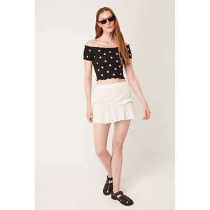 Blusa con Bordado de Margaritas en Tela Plisada - Product Image 4