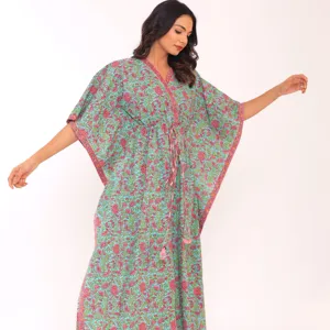 हमारा कफ्तान महिलाओं और लड़कियों के लिए समकालीन किनारे के साथ तरल पदार्थ लाइनों का संयोजन करते हुए मुक्त-आत्मा वाले फैशनिस्टा के लिए डिज़ाइन किया गया है