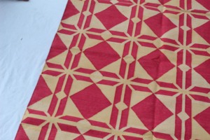 Tapis Dhurrie en coton tissé à la main rouge doré de 4x6 pieds, technique tressée artisanale indienne, motif géométrique en zigzag lavable pour la maison - Product Image 2