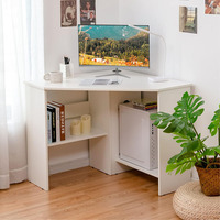 Table d'ordinateur moderne en bois avec coin en triangle et gain de place avec bibliothèque