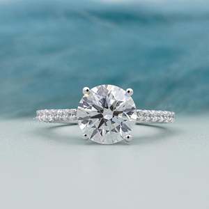 Bague de fiançailles en diamant de laboratoire rond de 2 carats avec bande pavée, sertissage à 4 griffes, certifiée IGI, plaquée or rhodié, style luxueux - Product Image 1