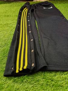 Pantalones de chándal Acampanados para hombre, ropa deportiva informal transpirable con botones laterales de poliéster de secado rápido personalizados - Product Image 3