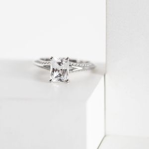 Anillo de compromiso de corte radiante con borde de cuchillo - Product Image 4