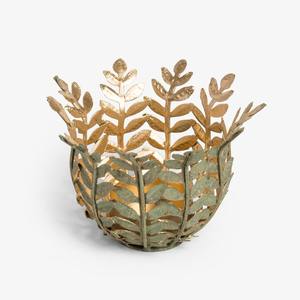 Porte-bougie en métal orné, conçu pour les amateurs de décoration traditionnelle, avec de beaux motifs et une lumière douce. - Product Image 1