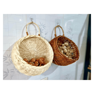 Panier suspendu en rotin tressé à la main pour le rangement de la buanderie et l'organisation murale, Vietnam - Product Image 5