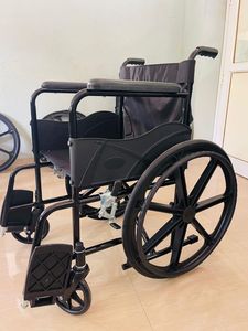 Fauteuil roulant manuel pliable léger de qualité supérieure pour personnes âgées et patients handicapés, disponible à un prix compétitif - Product Image 2