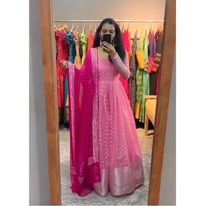 Robe longue Anarkali en georgette rose pour femmes, de qualité supérieure, matière lourde, spéciale mariage, broderie de séquence de mode - Product Image 4