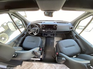 Autocaravana de Lujo Usada FORESTER 2401B Blanca, Emisión Euro 5, Capacidad para 4-6 Personas, RV Camper con Piso Acrílico y Cocina - Product Image 2