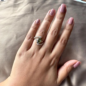 Anillo de Compromiso con Diamante Cultivado en Laboratorio de Corte Ovalado de 3 Quilates, Color Verde Fantasía, Certificado por IGI, en Oro de 14k, con Banda de Diamante Redonda para Mujer - Product Image 2