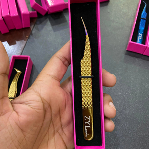 Pinces à cils en acier inoxydable de haute qualité pour extensions de cils en volume et en méga volume avec un design antistatique et durable - Product Image 2