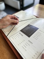 Couverture de menu en cuir A4 avec support central élastique support de menu avec gaufrage dossier de restaurant classeur couverture personnalisée LMC-0001