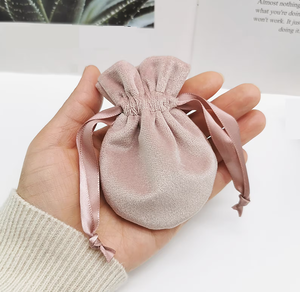 Petit sac cadeau en velours soyeux du fournisseur vietnamien fermeture à ficelle à motif de lettres broderie douce et robuste pour bijoux rouges à lèvres - Product Image 6