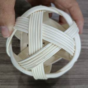 Bola Redonda de Ratán Ecológica de 10 cm de Diámetro - Bola de Ratán Hecha con el Núcleo del Árbol de Ratán Utilizada para Decorar - Product Image 2