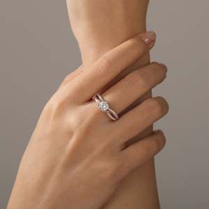 Anillo de compromiso Jeulia Amore de dos tonos con diamantes redondos retorcidos en oro rosa de 18 quilates - Product Image 5