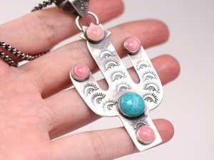 Colgante de cactus de concha rosa y turquesa del sudoeste de plata de ley chapada en oro vintage, joyería de declaración hecha a mano para todos los días - Product Image 5