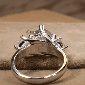 Bague de fiançailles de style diamant rond 3 pierres pour femme - Product Image 2