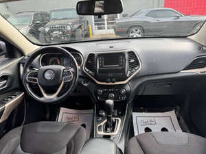 Voiture d'occasion abordable Jeep Cherokee Latitude 2017 conduite à gauche - Product Image 4