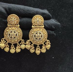 Pendientes de Aspecto Tradicional con Acabado Antiguo Chapados en Oro de Primera Calidad Refinada, Colecciones de Joyería para Bodas para Mujeres y Niñas - Product Image 1