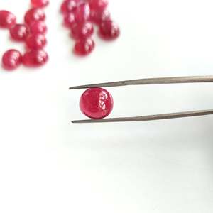 Rubis de Bangkok de haute qualité, pierres brutes calibrées 8mm-12mm, taille brillant, cabochons ronds, rouge naturel avec dos jaune, dos plat - Product Image 3