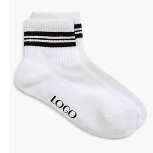 Chaussettes athlétiques personnalisées conçues avec un tissu de qualité pour un confort durable et une coupe élégante - Product Image 2