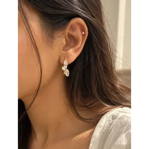 Boucles d'oreilles créoles en zircon avec grappe de zircons taille marquise - Product Image 3