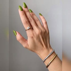 แหวนหมั้นเพชรทรงลูกแพร์ ดีไซน์เกลียวไขว้ ประดับทอง 10K 14K 18K เงิน แพลตตินัม  ผู้จัดจำหน่ายเครื่องประดับชั้นดีระดับโลก - Product Image 4